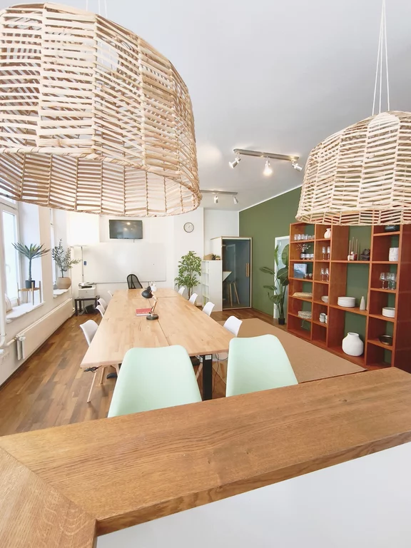 Gemeinschaftsbereich mit großem Tisch und Bar im Methode Loft