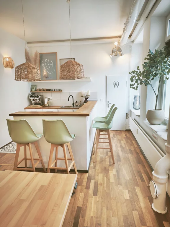 Bar und Küche im warm beleuchteten Methode Loft